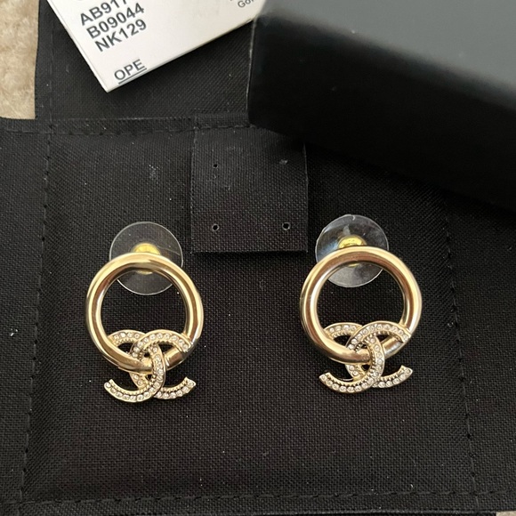 New Chanel CC Logo Drop Earrings 2022 - Picture 3 of 9